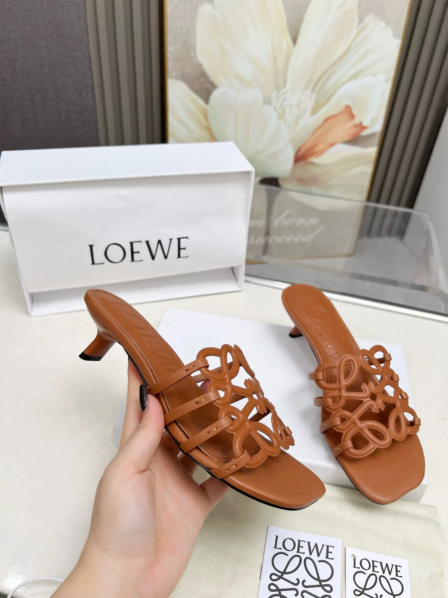 👟👟Ex-factory price 500👟👟 LOEWE 2025 SS summer limited edition hollow slippers, it is a very comprehensive noble fashion brand, highly recommended to all little fairies.   1⃣️Material: Imported cowhide 2⃣️Inner lining: Imported Italian lambskin, super soft and delicate 3⃣️Outsole: Imported Italian original original color genuine leather outsole Heel height 4.5 4⃣️Code number: 35 to 39 (40.41.42.43. Customized)